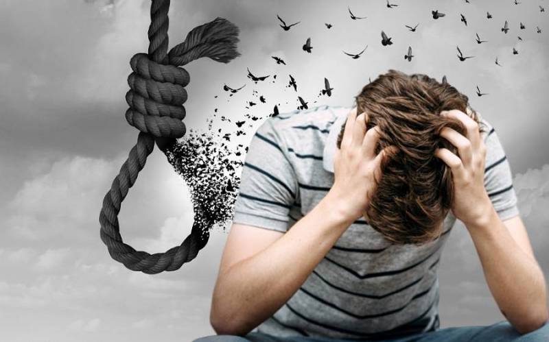 ما حكم المنتحر؟ وهل هو كافر؟ وهل يكفن ويصلى عليه ويدفن في مقابر المسلمين؟