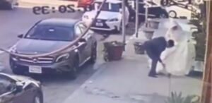 شاهد بالفيديو ..عروسة تتعرض لموقف محرج لحظة خروجها من صالون تجميل.. شاهد رد فعل العريس