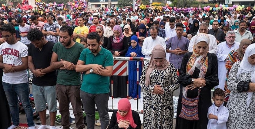 هل يجوز صلاة الرجل بجانب المرأة في صلاة العيد؟
