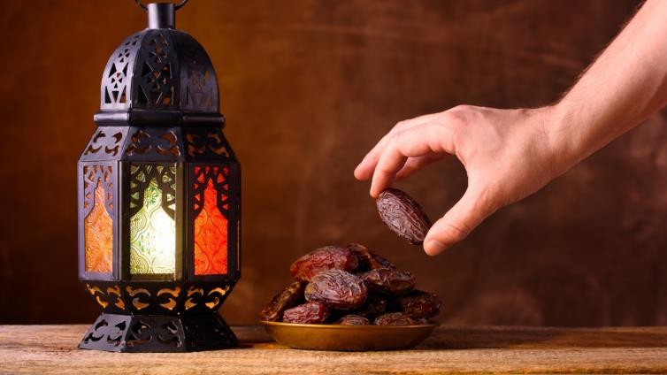 حكم الإفطار على أذان الراديو أو التلفزيون؟