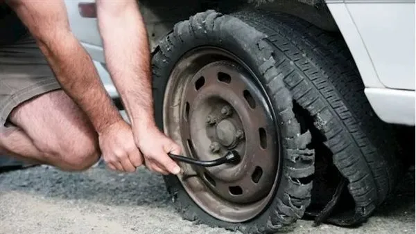 لو كاوتش عربيتك فرقع .. 6 خطوات لإنقاذ نفسك والخروج بأقل الأضرار